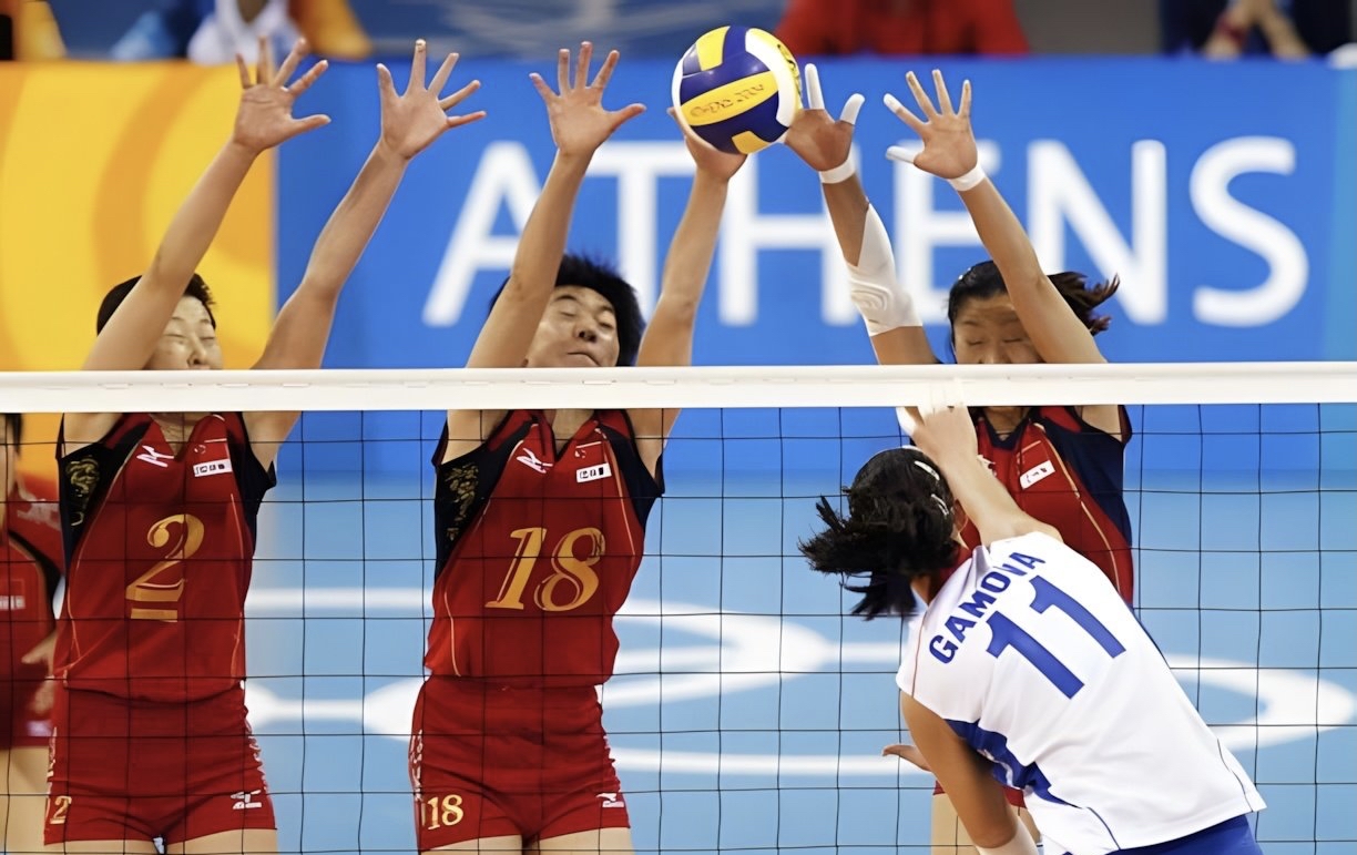 国乒终场绝投中国女排，观众欢呼！经典一战再现传奇